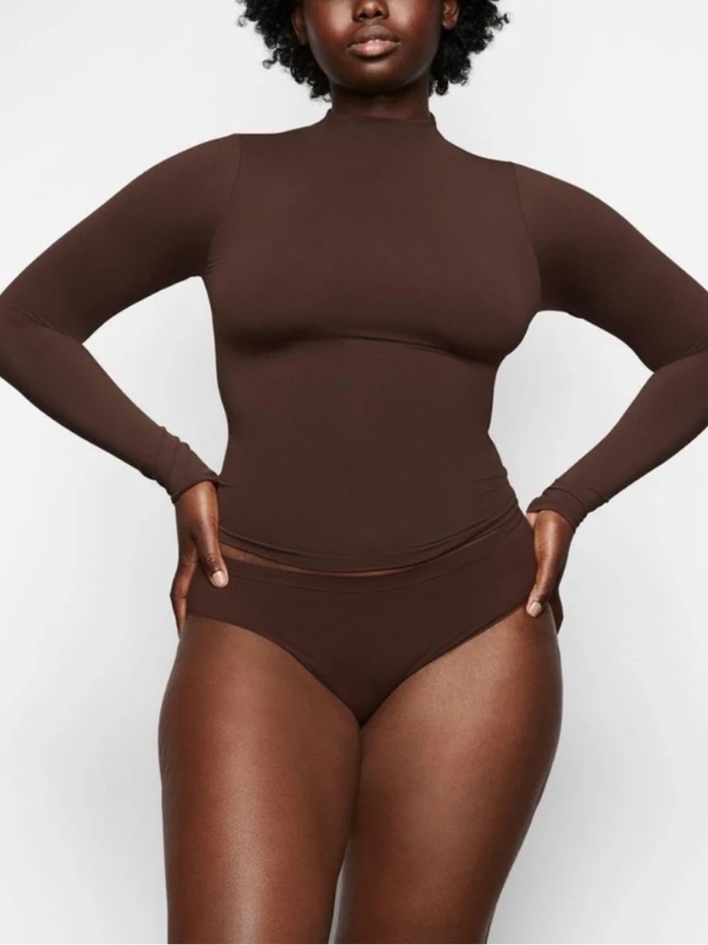 SKIMS SOFT SMOOTHING SEAMLESS TURTLENECK COCOA XXS